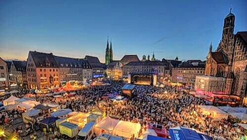 Im wahrsten Sinne des Wortes verzaubernd: der Hauptmarkt während des Bardentreffens. Im wahrsten Sinne des Wortes verzaubernd: der Hauptmarkt während des Bardentreffens.