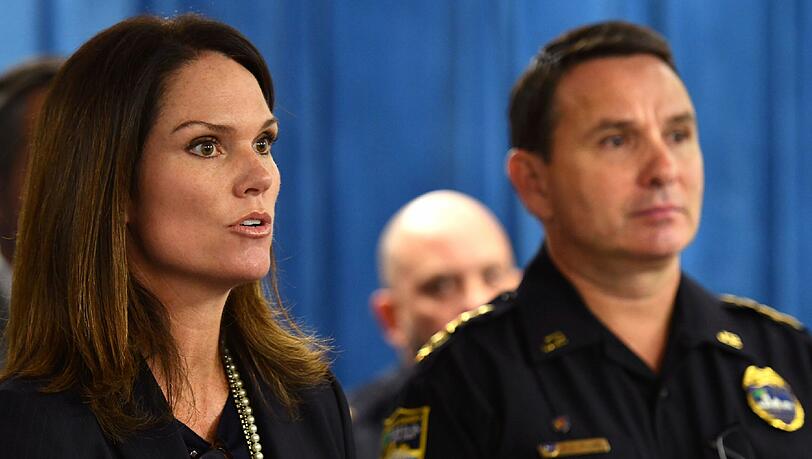 Staatsanwältin Melissa Nelson (l) und Sheriff Mike Williams sprechen bei einer Pressekonferenz über den Fall: Eine heute 51-Jährige, die das Neugeborene nur Stunden nach der Geburt damals unter einem Vorwand von der leiblichen Mutter getrennt und gekidnappt haben soll, wurde festgenommen. Staatsanwältin Melissa Nelson (l) und Sheriff Mike Williams sprechen bei einer Pressekonferenz über den Fall: Eine heute 51-Jährige, die das Neugeborene nur Stunden nach der Geburt damals unter einem Vorwand von der leiblichen Mutter getrennt und gekidnappt haben soll, wurde festgenommen.