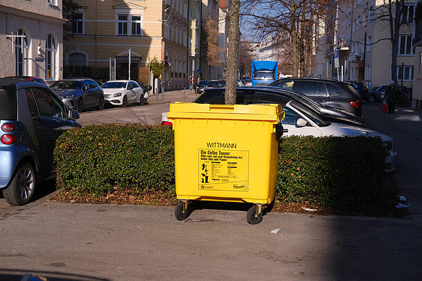 Bis Ende 2026 läuft in einigen Münchner Stadtteilen ein Pilotversuch mit der Gelben Tonne bzw. dem Gelben Sack. Bis Ende 2026 läuft in einigen Münchner Stadtteilen ein Pilotversuch mit der Gelben Tonne bzw. dem Gelben Sack.