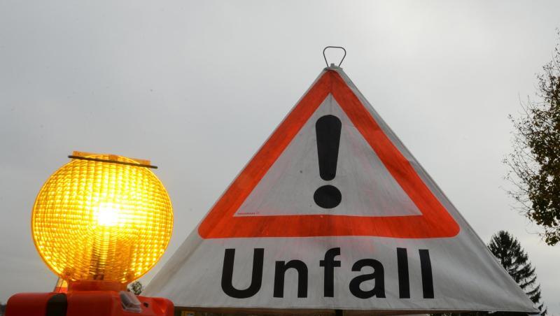 Ein Warndreieck ist an einer Unfallstelle aufgestellt. Foto: Patrick Seeger/dpa/Symbolbild Ein Warndreieck ist an einer Unfallstelle aufgestellt. Foto: Patrick Seeger/dpa/Symbolbild