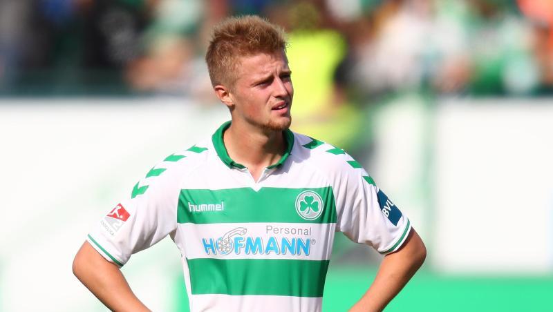 Der Fürther Sebastian Ernst steht nach dem Abpfiff auf dem Rasen. Das Spiel endete 1:1. Foto: Daniel Karmann/Archiv Der Fürther Sebastian Ernst steht nach dem Abpfiff auf dem Rasen. Das Spiel endete 1:1. Foto: Daniel Karmann/Archiv