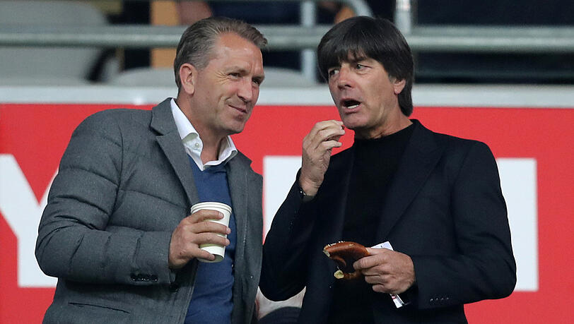 Bundestrainer Joachim Löw (rechts) und Torwarttrainer Andreas Köpke beim Pokal-Hit in der Allianz Arena. Bundestrainer Joachim Löw (rechts) und Torwarttrainer Andreas Köpke beim Pokal-Hit in der Allianz Arena.
