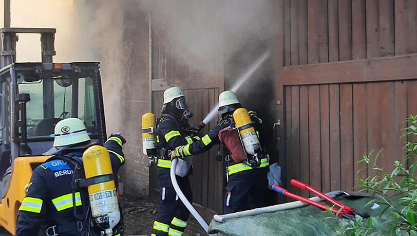 Die Feuerwehr schätzt den entstandenen Schaden auf 250.000 Euro. Die Feuerwehr schätzt den entstandenen Schaden auf 250.000 Euro.