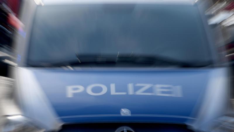 Ein Polizeiwagen mit eingeschaltetem Blaulicht. Foto: Carsten Rehder/dpa/Archivbild