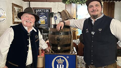 Im Hofbräuhaus von Melbourne traf die AZ auf Brand Manager Philipp Hockenberger (re.). Hier posiert er zum Fassanstich mit Brenton Quirini (li.), dem australischen Importeur für Hofbräu. Im Hofbräuhaus von Melbourne traf die AZ auf Brand Manager Philipp Hockenberger (re.). Hier posiert er zum Fassanstich mit Brenton Quirini (li.), dem australischen Importeur für Hofbräu.