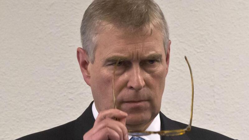 Prinz Andrew hat seinen Widerstand aufgegeben. Prinz Andrew hat seinen Widerstand aufgegeben.