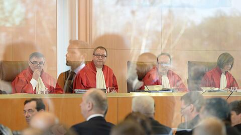 Der Zweite Senat des Bundesverfassungsgerichts in Karlsruhe, Peter Müller (l-r), Andreas Voßkuhle (Vorsitz), Herbert Landau, und Monika Hermanns, eröffnet am Dienstag die mündliche Verhandlung über ein Verbot der rechtsextremen NPD. Den Verbotsantrag hat der Bundesrat gestellt.