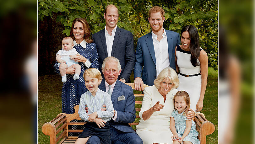 Prinz Charles mit Ehefrau, seinen beiden Söhnen samt Schwiegertöchtern sowie den drei Enkeln. Prinz Charles mit Ehefrau, seinen beiden Söhnen samt Schwiegertöchtern sowie den drei Enkeln.