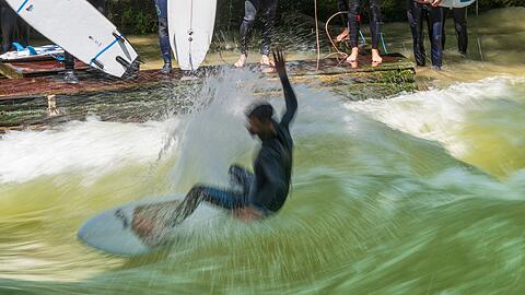 Früher standen die Surfer Schlange für einen Ritt auf der berühmten Welle. (Archivfoto) Früher standen die Surfer Schlange für einen Ritt auf der berühmten Welle. (Archivfoto)