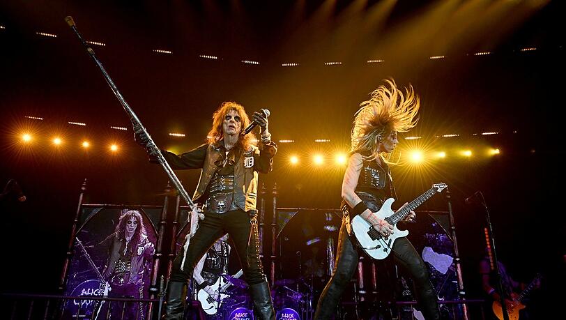Der alterslose Alice Cooper (76) mit der Gitarristin Nita Strauss beim Konzert in der Olympiahalle. Der alterslose Alice Cooper (76) mit der Gitarristin Nita Strauss beim Konzert in der Olympiahalle.