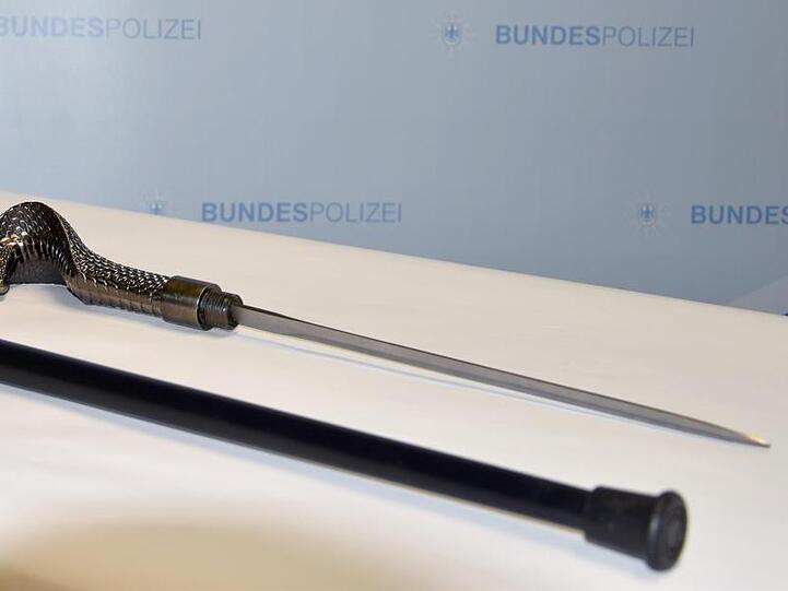 Gehstock mit Gummi-Fuß und Silberhandknauf in Kobraform und 32 Zentimeter langen Klinge. Foto: Bundespolizeiinspektion Waidhaus/Archivbild