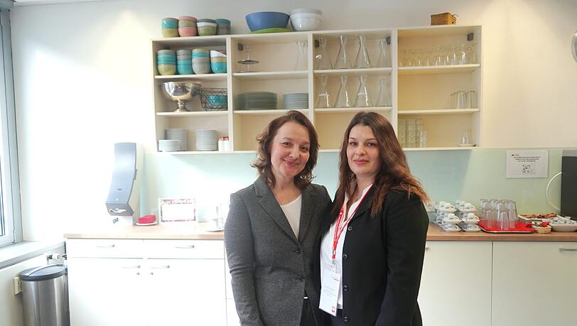 Valeriia Bazadzhyieva (r.) ist aus Kiew nach München geflüchtet, jetzt arbeitet sie als Kita-Helferin in einem Kindergarten. Bei der Ausbildung am Caritas-Institut IBE war hilfreich, dass Dozentin Marianna Schepetow-Landau (l.) auch auf Russisch und Ukrainisch unterrichtet. Valeriia Bazadzhyieva (r.) ist aus Kiew nach München geflüchtet, jetzt arbeitet sie als Kita-Helferin in einem Kindergarten. Bei der Ausbildung am Caritas-Institut IBE war hilfreich, dass Dozentin Marianna Schepetow-Landau (l.) auch auf Russisch und Ukrainisch unterrichtet.