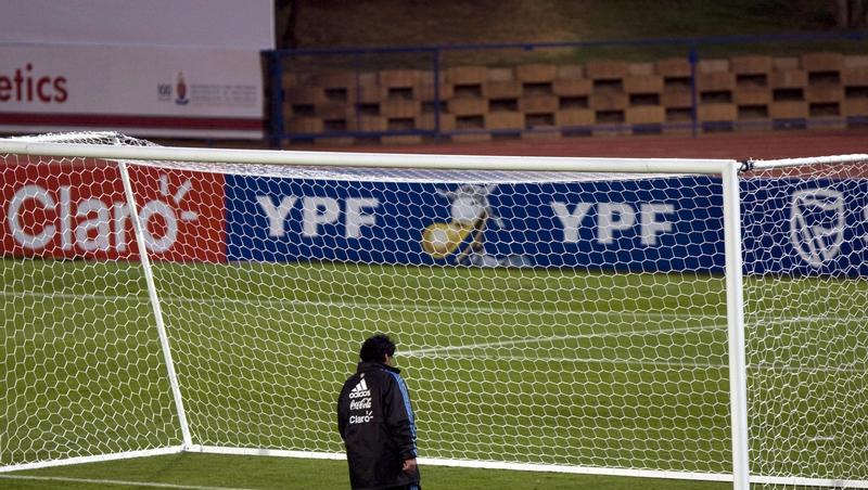Argentinien-Coach Diego Maradona steht beim Training vor einem leeren Tor. Argentinien-Coach Diego Maradona steht beim Training vor einem leeren Tor.