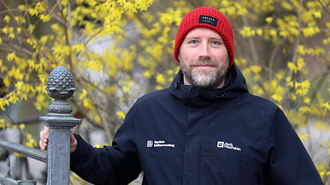 Martin Baumgärtner (44) ist seit 1. März der neue Verwaltungschef des Englischen Gartens (mit Hofgarten, Finanzgarten und Maximiliansanlagen). Zuvor war der Landschaftsarchitekt und Stadtplaner Parkpfleger am Schloss Nymphenburg. Aufgewachsen ist er in Bogenhausen als Kind von Herzens-Schrebergartlern. Martin Baumgärtner (44) ist seit 1. März der neue Verwaltungschef des Englischen Gartens (mit Hofgarten, Finanzgarten und Maximiliansanlagen). Zuvor war der Landschaftsarchitekt und Stadtplaner Parkpfleger am Schloss Nymphenburg. Aufgewachsen ist er in Bogenhausen als Kind von Herzens-Schrebergartlern.