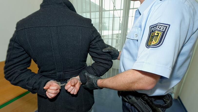 Die Bundespolizei nahm den Wohnsitzlosen fest. Die Bundespolizei nahm den Wohnsitzlosen fest.