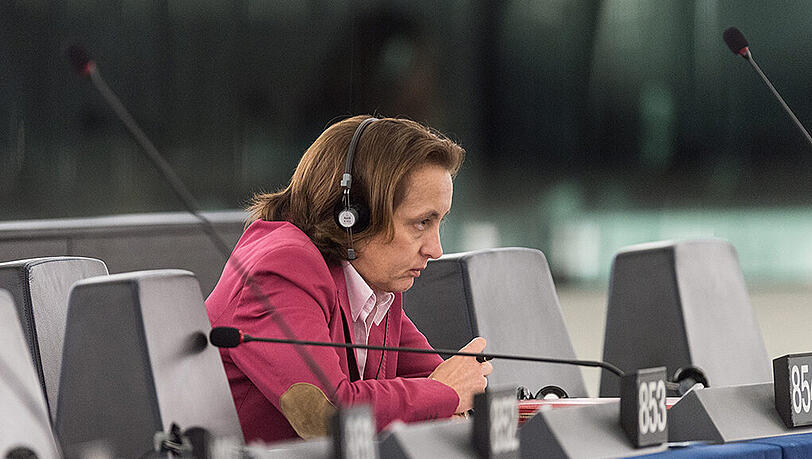 Die AfD-Politikerin Beatrix von Storch ist einem drohenden Ausschluss zuvorgekommen und wechselt in die EFDD-Fraktion des britischen EU-Gegners Nigel Farage. Die AfD-Politikerin Beatrix von Storch ist einem drohenden Ausschluss zuvorgekommen und wechselt in die EFDD-Fraktion des britischen EU-Gegners Nigel Farage.