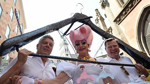 OB Reiter und zweiter Bürgermeister Schmid beim Christopher Street Day. OB Reiter und zweiter Bürgermeister Schmid beim Christopher Street Day.