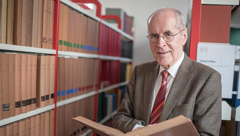 Der Kriminologe Christian Pfeiffer steht vor einer Bücherwand. Der Kriminologe Christian Pfeiffer steht vor einer Bücherwand.