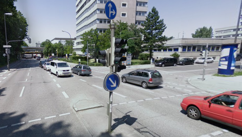 Sechs Mal haben sich an der Ecke Rosenheimer Straße/ Friedenstraße Radler bei einem Unfall verletzt. Sechs Mal haben sich an der Ecke Rosenheimer Straße/ Friedenstraße Radler bei einem Unfall verletzt.