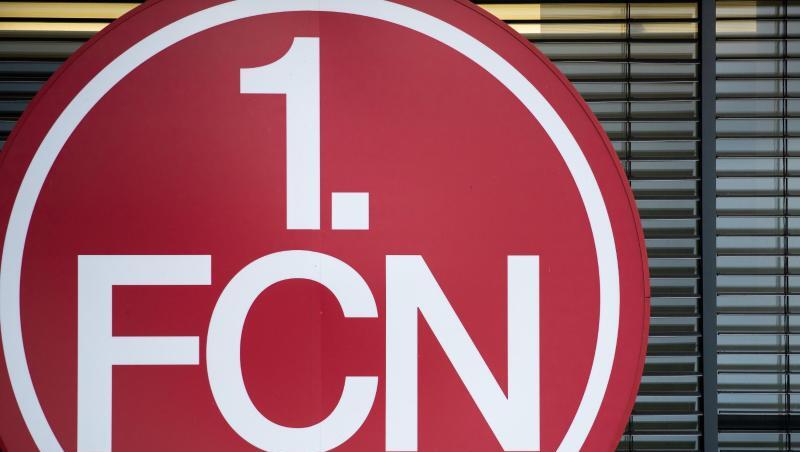 Das Logo des 1. FC Nürnberg hängt am Vereinsgebäude. Foto: Daniel Karmann/dpa/Symbolbild Das Logo des 1. FC Nürnberg hängt am Vereinsgebäude. Foto: Daniel Karmann/dpa/Symbolbild