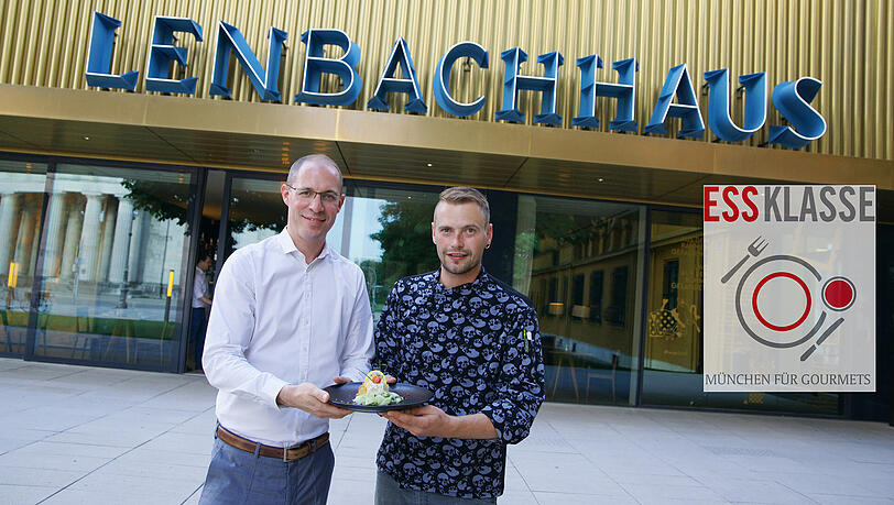 Chef Florian August (links) und Koch Falk Beyer präsentieren den ersten Gang der Ess-Klasse, die im September im Restaurant Ella stattfindet. Dort gibt es für AZ-Leser fünf Gänge mit begleitenden Weinen zum Preis von 69 Euro pro Person. Chef Florian August (links) und Koch Falk Beyer präsentieren den ersten Gang der Ess-Klasse, die im September im Restaurant Ella stattfindet. Dort gibt es für AZ-Leser fünf Gänge mit begleitenden Weinen zum Preis von 69 Euro pro Person.