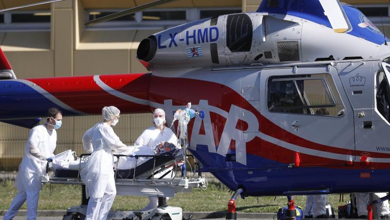 Ein Notfallpatient wird aus dem Zivilkrankenhaus von Mulhouse zu einem Hubschrauber gebracht. Vor allem im Département Haut-Rhin und in der gesamten ostfranzösischen Region Grand Est ist die Zahl der Corona-Infektionen dramatisch gestiegen. Ein Notfallpatient wird aus dem Zivilkrankenhaus von Mulhouse zu einem Hubschrauber gebracht. Vor allem im Département Haut-Rhin und in der gesamten ostfranzösischen Region Grand Est ist die Zahl der Corona-Infektionen dramatisch gestiegen.