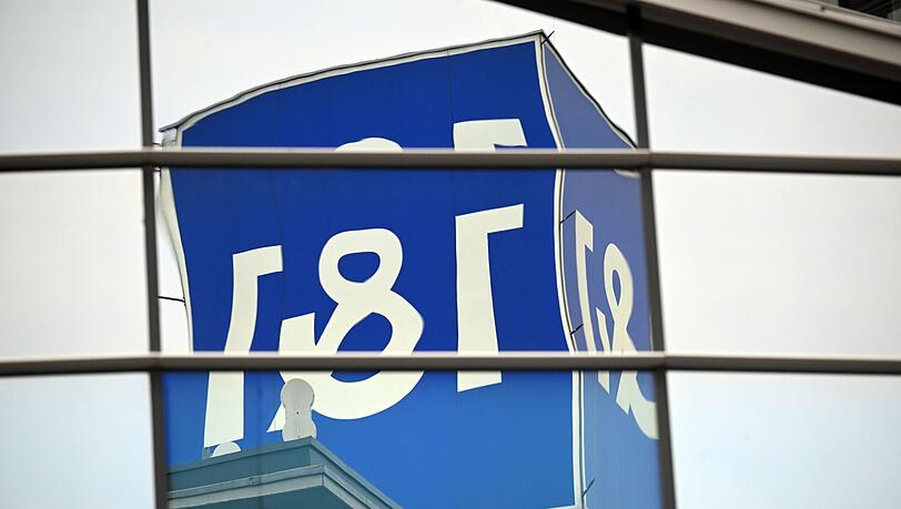 Das Logo des Telekommunikationsanbieters 1&1 spiegelt sich in den Scheiben eines Bahnhofes. Das Logo des Telekommunikationsanbieters 1&1 spiegelt sich in den Scheiben eines Bahnhofes.