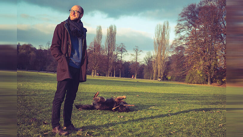 Alex Burkhard mit seinem Hund Ibsen im Englischen Garten, sich jeweils am Leben erfreuend. Alex Burkhard mit seinem Hund Ibsen im Englischen Garten, sich jeweils am Leben erfreuend.