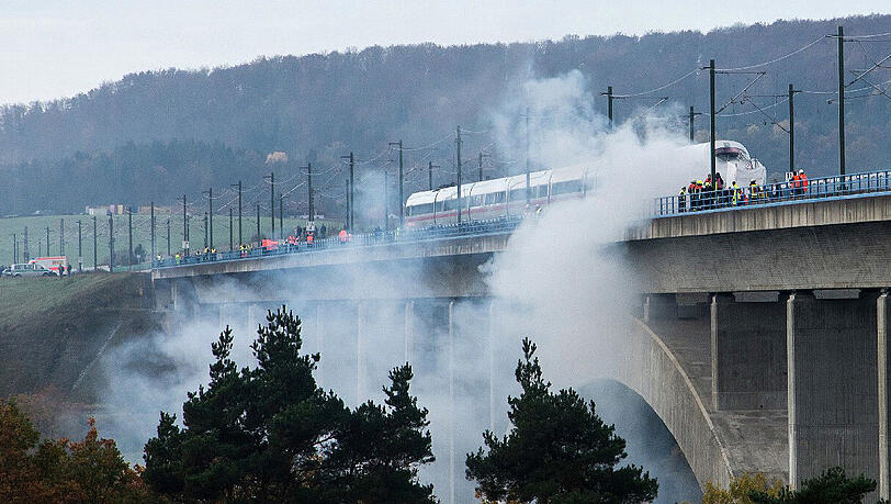 Rauch steigt bei der Großübung aus einem ICE auf der Froschgrundsee-Talbrücke bei Weißenbrunn auf. Rauch steigt bei der Großübung aus einem ICE auf der Froschgrundsee-Talbrücke bei Weißenbrunn auf.