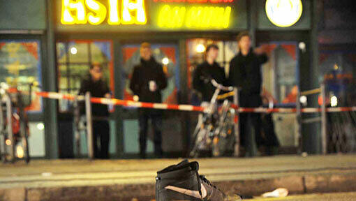 Zwei Jungen in Neuperlach gehen vor dem pep bei Rot über die Straße, werden von einem Auto angefahren und schwer verletzt. (Archivbild) Zwei Jungen in Neuperlach gehen vor dem pep bei Rot über die Straße, werden von einem Auto angefahren und schwer verletzt. (Archivbild)