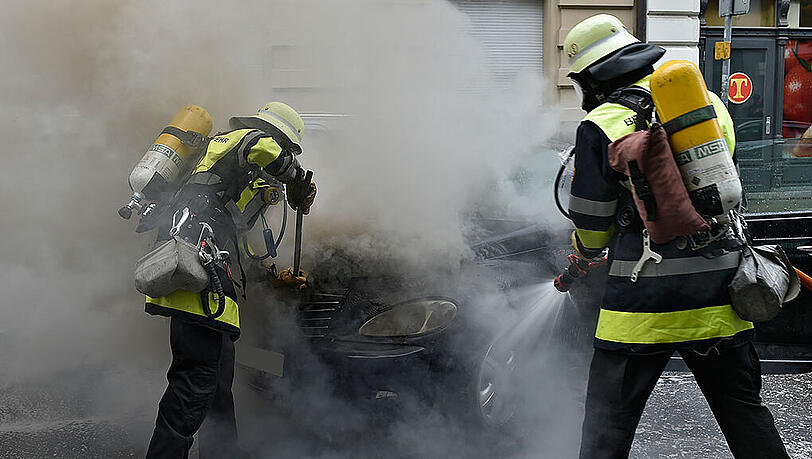 Bilder vom Feuerwehreinsatz im Lehel: Das Auto hat einen Totalschaden, der Fahrer blieb unverletzt. Bilder vom Feuerwehreinsatz im Lehel: Das Auto hat einen Totalschaden, der Fahrer blieb unverletzt.