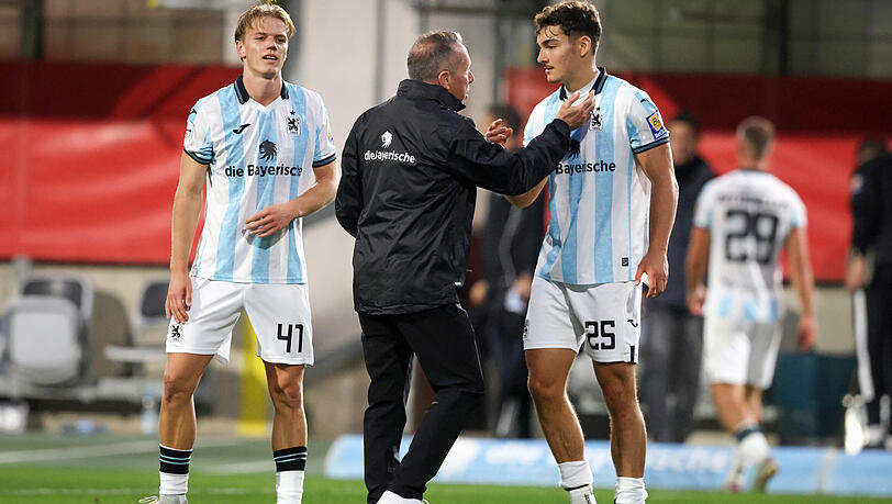 Während 1860-Trainer Markus Kauczinski (Mitte) kommende Saison nicht mehr auf Clemens Lippmann (l.) zurückgreifen kann, sieht die Sache bei Sean Dulic mittlerweile etwas anders aus. Während 1860-Trainer Markus Kauczinski (Mitte) kommende Saison nicht mehr auf Clemens Lippmann (l.) zurückgreifen kann, sieht die Sache bei Sean Dulic mittlerweile etwas anders aus.