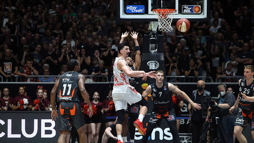 Matchwinner für die Bayern mit den entscheidenden Punkten in der Overtime: Nihad Djedovic (M.). Matchwinner für die Bayern mit den entscheidenden Punkten in der Overtime: Nihad Djedovic (M.).