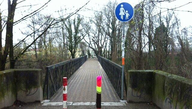 Hier oben im Grünen ist es auch mal ruhiger. Unten aber rauschen die Züge durch. Hier oben im Grünen ist es auch mal ruhiger. Unten aber rauschen die Züge durch.