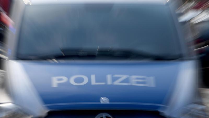 Ein Polizeiwagen mit eingeschaltetem Blaulicht. Foto: Carsten Rehder/dpa/Archivbild Ein Polizeiwagen mit eingeschaltetem Blaulicht. Foto: Carsten Rehder/dpa/Archivbild