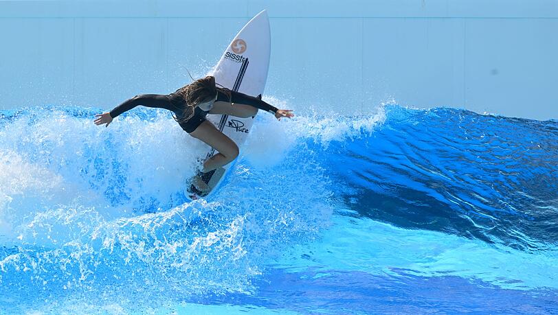 Olympionikin Camilla Kemp zeigt ihr Können im neuen Surfpark. Olympionikin Camilla Kemp zeigt ihr Können im neuen Surfpark.
