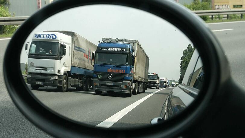 Der ungarische Sattelzug fuhr nach dem Unfall einfach davon. (Symbolbild) Der ungarische Sattelzug fuhr nach dem Unfall einfach davon. (Symbolbild)