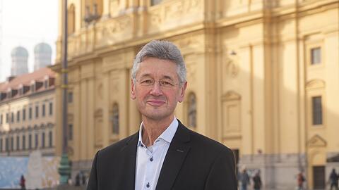 Michael Piazolo (FW) am Odeonsplatz. "Ich liebe es hier, weil man Feldherrnhalle, Frauenkirche und Theatinerkirche auf einmal sehen kann“, sagt der ehemalige Minister. Mehr München habe man kaum an einem einzigen Ort. Michael Piazolo (FW) am Odeonsplatz. "Ich liebe es hier, weil man Feldherrnhalle, Frauenkirche und Theatinerkirche auf einmal sehen kann“, sagt der ehemalige Minister. Mehr München habe man kaum an einem einzigen Ort.