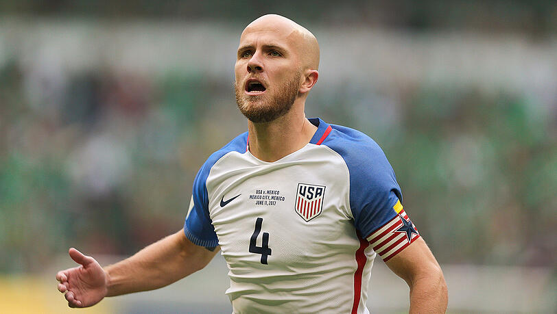 Michael Bradley witterte den Pass im Mittelkreis von Leverkusens Chicharito, ergatterte sich den Ball und chippte ihn aus gut 30 Metern ins mexikanische Tor. Michael Bradley witterte den Pass im Mittelkreis von Leverkusens Chicharito, ergatterte sich den Ball und chippte ihn aus gut 30 Metern ins mexikanische Tor.