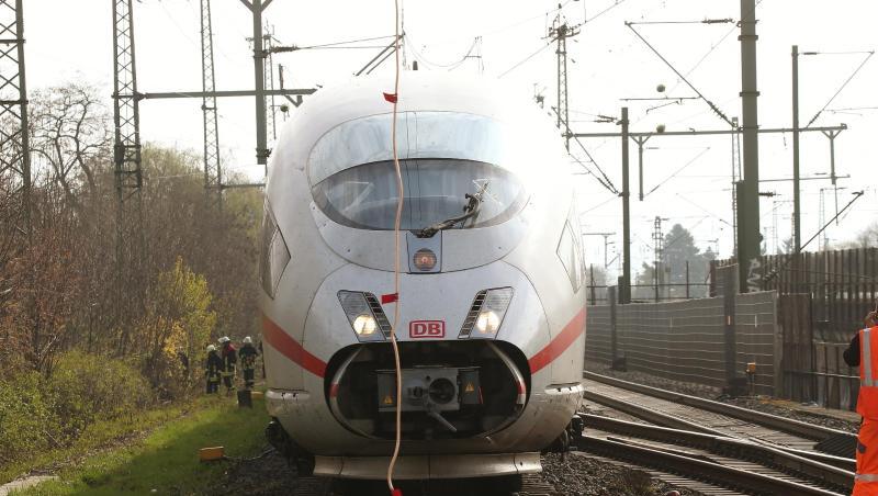 Von einer abgerissenen Oberleitung gestoppt: Der ICE wartet in der Nähe des Düsseldorfer Hauptbahnhofs. Von einer abgerissenen Oberleitung gestoppt: Der ICE wartet in der Nähe des Düsseldorfer Hauptbahnhofs.