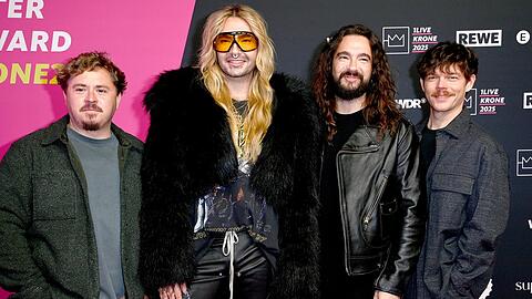 Gustav Schäfer, Bill Kaulitz, Tom Kaulitz und Georg Listing (v.l.) stehen als Tokio Hotel auf der Bühne. Gustav Schäfer, Bill Kaulitz, Tom Kaulitz und Georg Listing (v.l.) stehen als Tokio Hotel auf der Bühne.