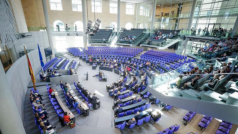 Mit derzeit 736 Abgeordneten ist der Bundestag das größte frei gewählte Parlament der Welt. Das neue Wahlrecht deckelt die Zahl der Sitze nun bei 630. Mit derzeit 736 Abgeordneten ist der Bundestag das größte frei gewählte Parlament der Welt. Das neue Wahlrecht deckelt die Zahl der Sitze nun bei 630.