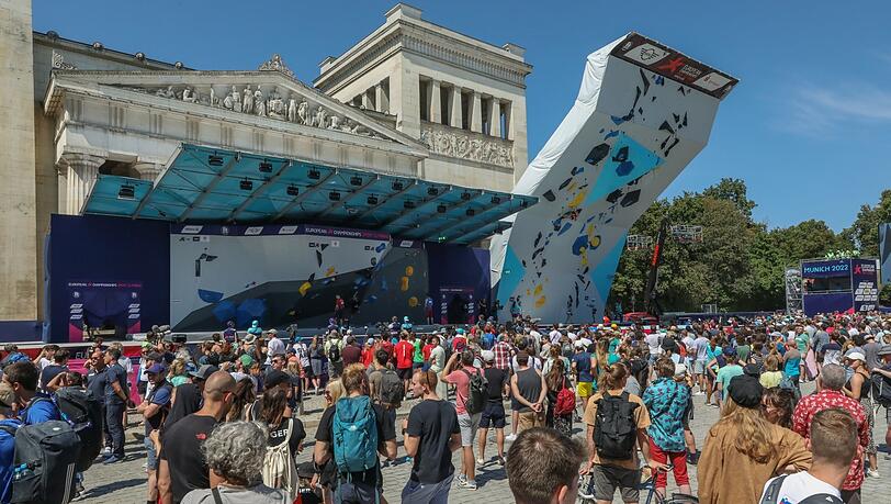 Am Königsplatz findet die Qualifikation für die Wettbewerbe Bouldern, Lead und Speed statt. Viele kletterbegeisterte Zuschauer haben sich dort versammelt. Am Königsplatz findet die Qualifikation für die Wettbewerbe Bouldern, Lead und Speed statt. Viele kletterbegeisterte Zuschauer haben sich dort versammelt.