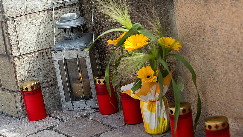 Gedenkkerzen und Blumen sind in Bechhofen an einem Mauerstück zu sehen. Ein 65-jähriger Mann kam bei dem Versuch, eine Auseinandersetzung zu schlichten, ums Leben. Gedenkkerzen und Blumen sind in Bechhofen an einem Mauerstück zu sehen. Ein 65-jähriger Mann kam bei dem Versuch, eine Auseinandersetzung zu schlichten, ums Leben.