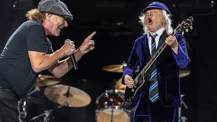 Am 9. und 12. Juni 2024 heizen AC/DC – hier mit Leadsänger Brian Johnson and Leadgitarrist Angus Young – im Münchner Olympiastadion ihren Fans ein.