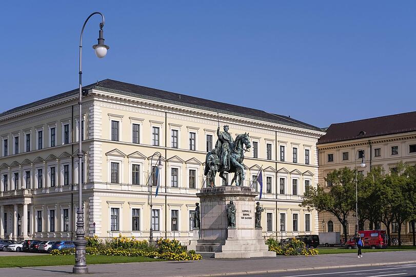 Leo von Klenze baute für Beauharnais das Palais Leuchtenberg. Davor steht ausgerechnet ein Denkmal für dessen Feind Ludwig I.