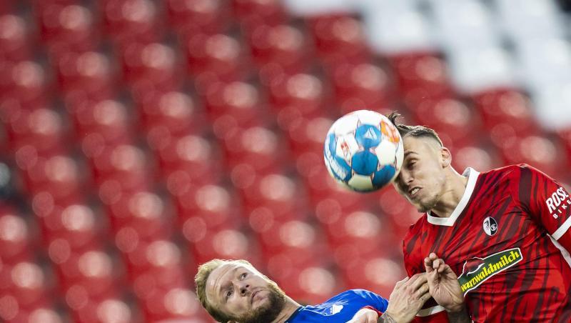 Der Freiburger Ermedin Demirovic (r) im Kopfballduell mit Kevin Vogt. Der Freiburger Ermedin Demirovic (r) im Kopfballduell mit Kevin Vogt.