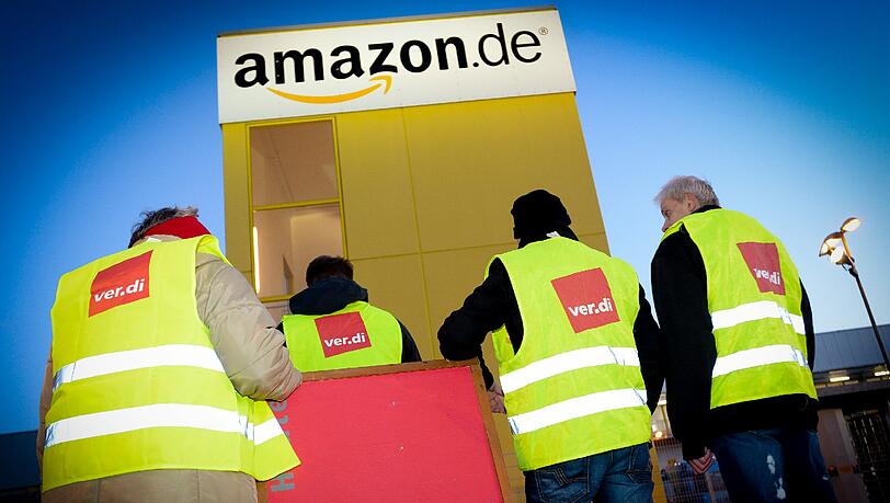 Zwei Jahre dauert die Auseinandersetzung zwischen Amazon und den Mitarbeitern bereits an. Zwei Jahre dauert die Auseinandersetzung zwischen Amazon und den Mitarbeitern bereits an.