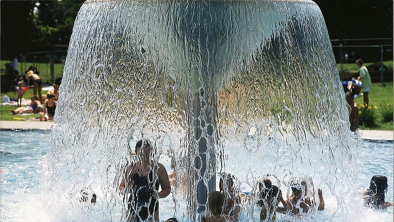Für das Freibad West und alle anderen Bäder der SWM kann man E-Tickets kaufen, um das Anstehen zu vermeiden. Für das Freibad West und alle anderen Bäder der SWM kann man E-Tickets kaufen, um das Anstehen zu vermeiden.