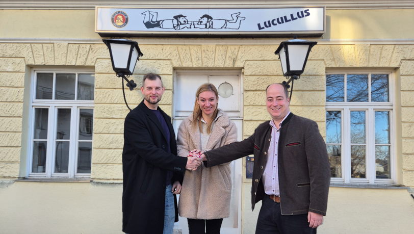 Michael Bräuner von Ois Easy (v.l.), Jennifer Schmidhuber von CoCo REAL und Josef Wildgruber von der Paulaner Gruppe. Michael Bräuner von Ois Easy (v.l.), Jennifer Schmidhuber von CoCo REAL und Josef Wildgruber von der Paulaner Gruppe.